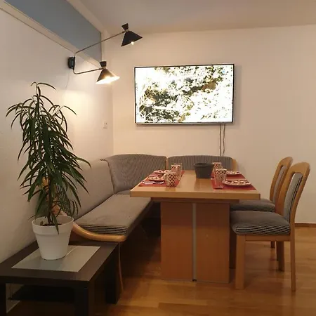 Happy Family's Nest דירה מונסטר
